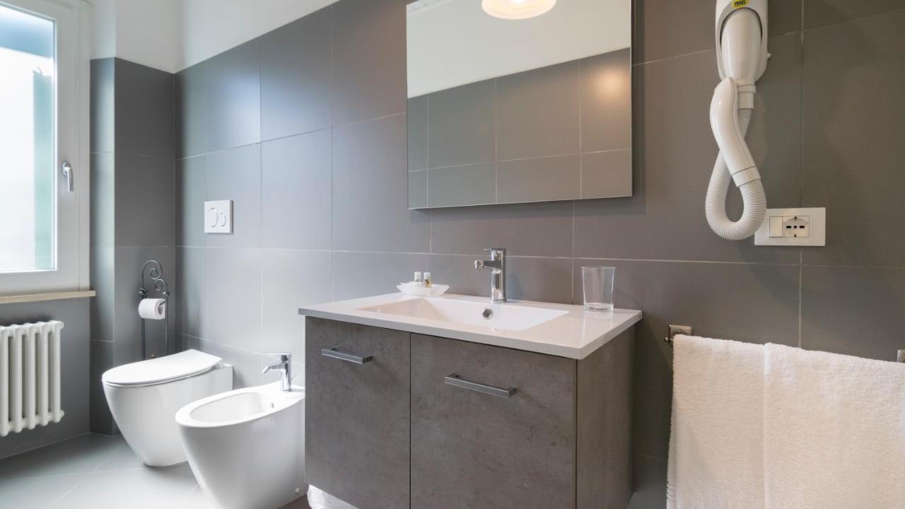 Fiori Sull'Acqua Apartments 佩斯基耶拉德加达 外观 照片