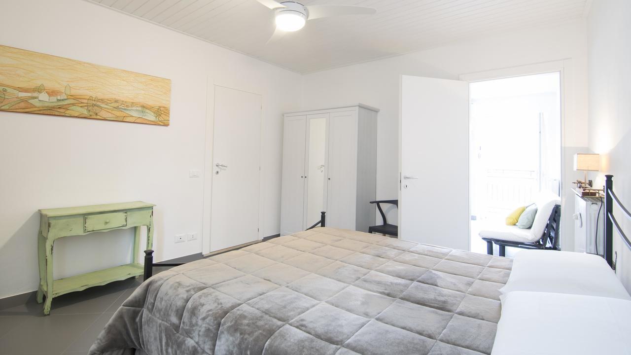 Fiori Sull'Acqua Apartments 佩斯基耶拉德加达 外观 照片
