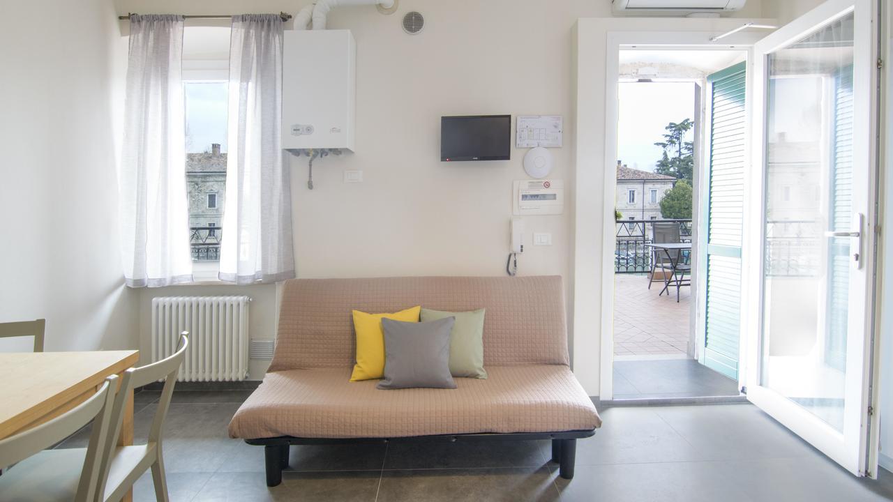 Fiori Sull'Acqua Apartments 佩斯基耶拉德加达 外观 照片